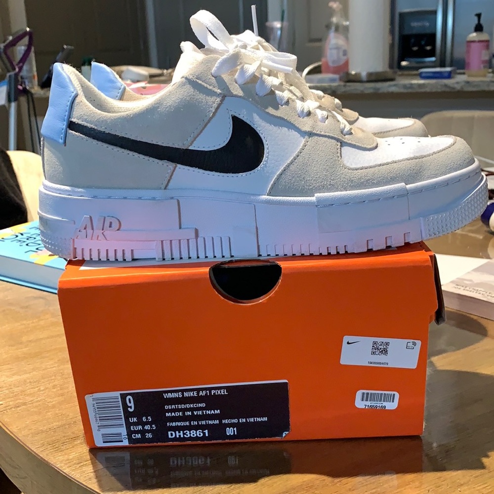 Nike women’s Air Force 1 Pixel